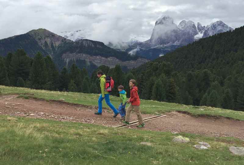 Am Grödner Höhenweg wandern mit Kindern in Südtirol - hinten der Langkofel