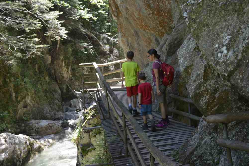 Klamm Kärnten: An den Felsen durch die beeindruckende Groppensteinschlucht wandern mit den Kindern