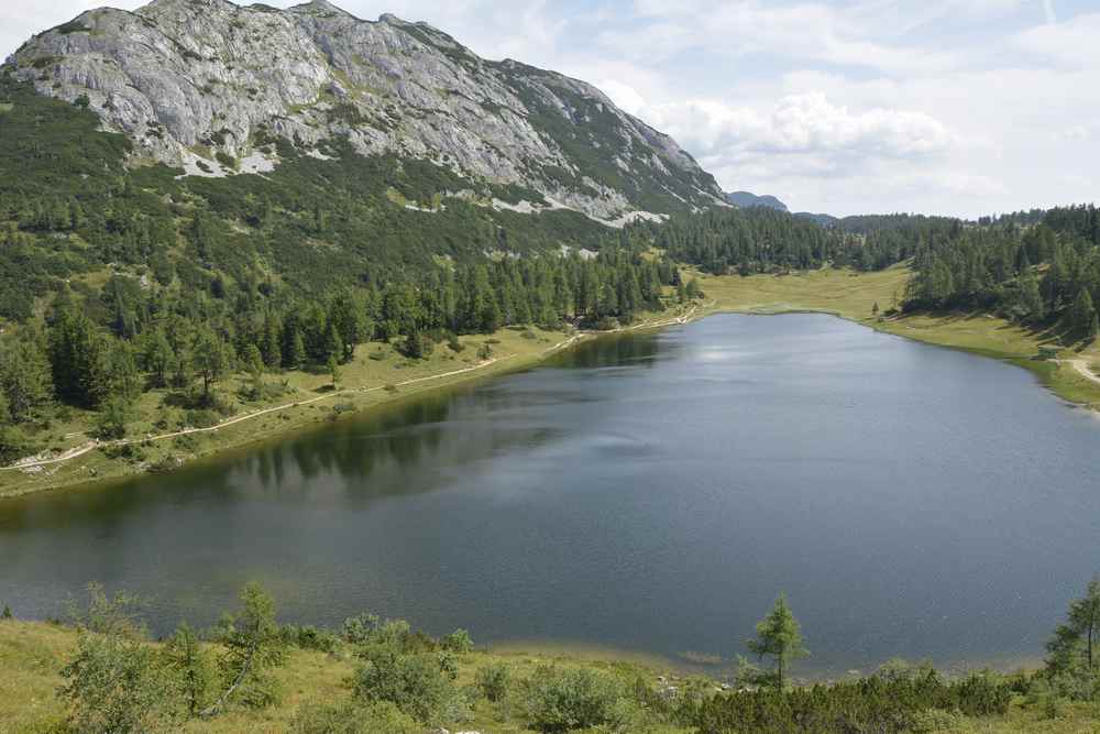 Tauplitz wandern: Der Blick vom Wandersteig über den Großsee, links der Traweng - Totes Gebirge 