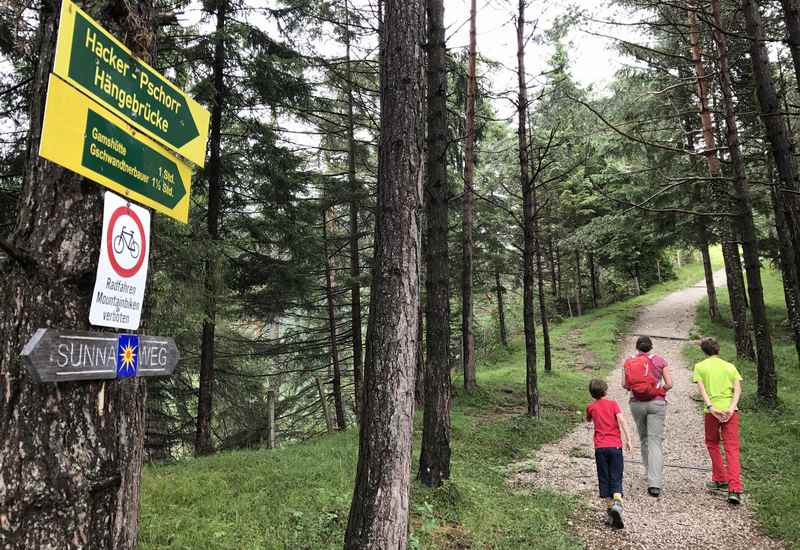 Rechts geht hinter dem Aussichtspunkt der Wandersteig zur Hacker Pschorr Hängebrücke 