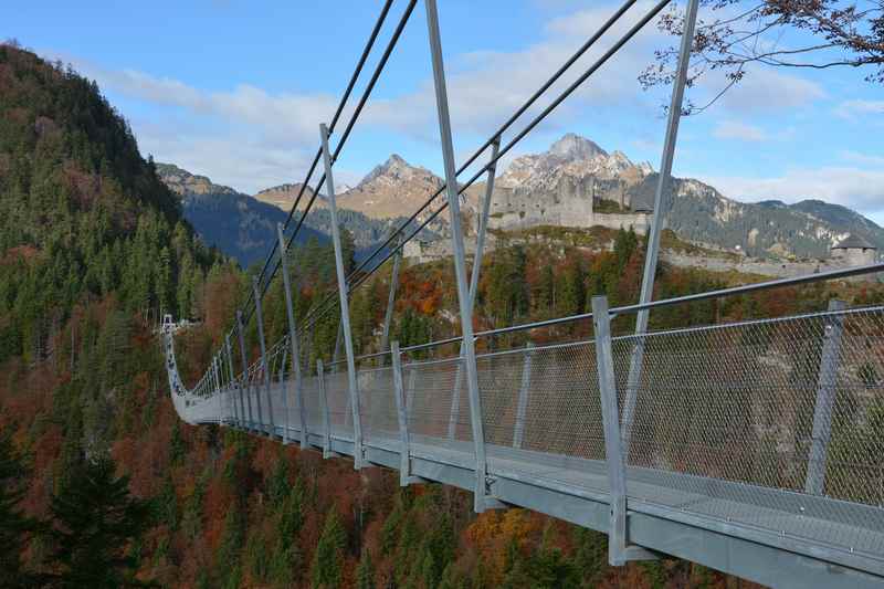 Highline 179: Der Blick zurück über die Highline Hängebrücke mit der Burg Ehrenberg