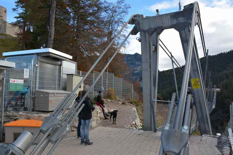 Am Eingang der Hängebrücke kann man das Ticket am Automaten kaufen