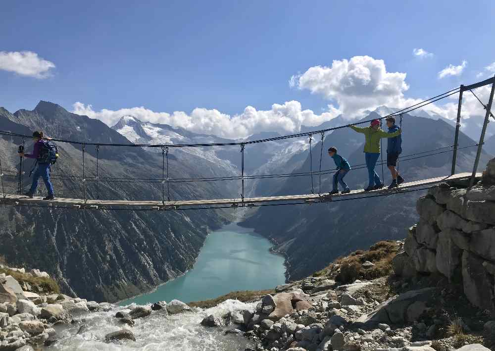 Wanderurlaub mit Kindern in Österreich - Das Bild der Bilder: Auf der Hängebrücke bei der Olperer Hütte in den Zillertaler Alpen 