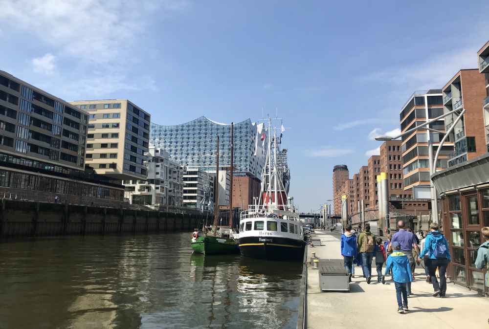 Speicherstadt Führung Hamburg mit Kindern: Auf dem Rückweg von der Speicherstadt geht unsere Führung auch noch durch die Hafencity Hamburg