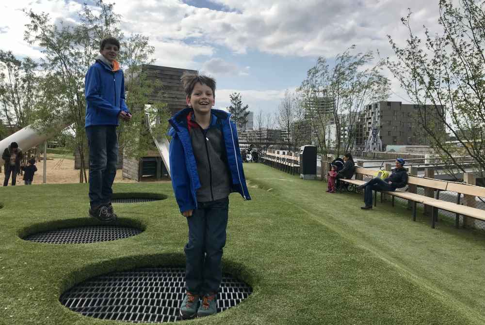 Ein toller Spielplatz in Hamburg mit Trampolin - und Blick auf die Hafencity