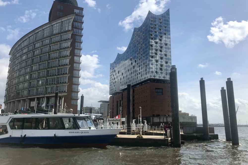 Unsere Hafenrundfahrt in Hamburg mit Kindern führt an der Elbphilharmonie vorbei