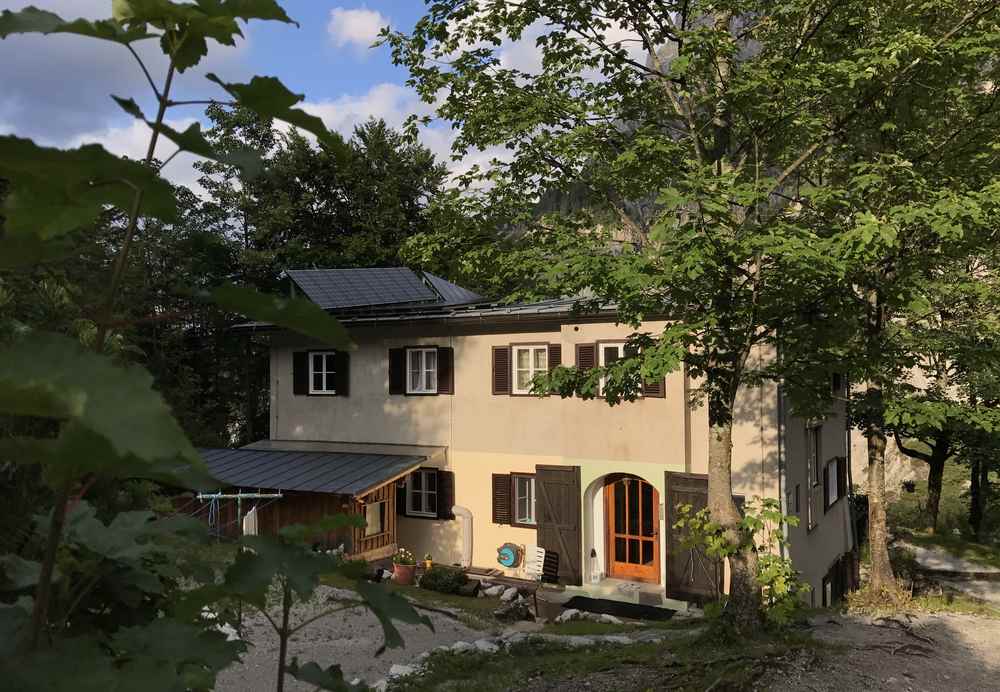 Und so sieht die Haindlkarhütte von der Nähe aus - ein Haus mitten in den Bergen