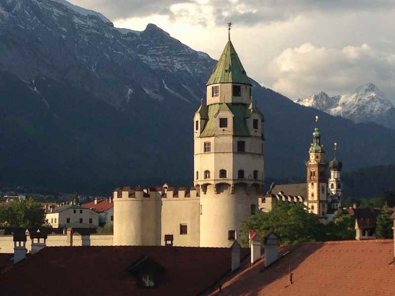 Im großen Turm der Burg Hasegg ist die Münze - du kannst hinauf mit Kindern