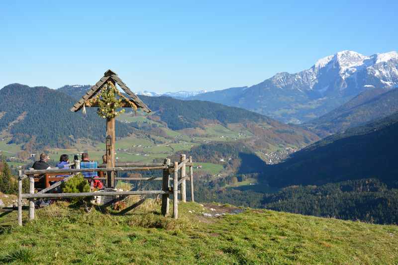 Auf der Halsalm in Berchtesgaden Pause machen und die Aussicht geniessen