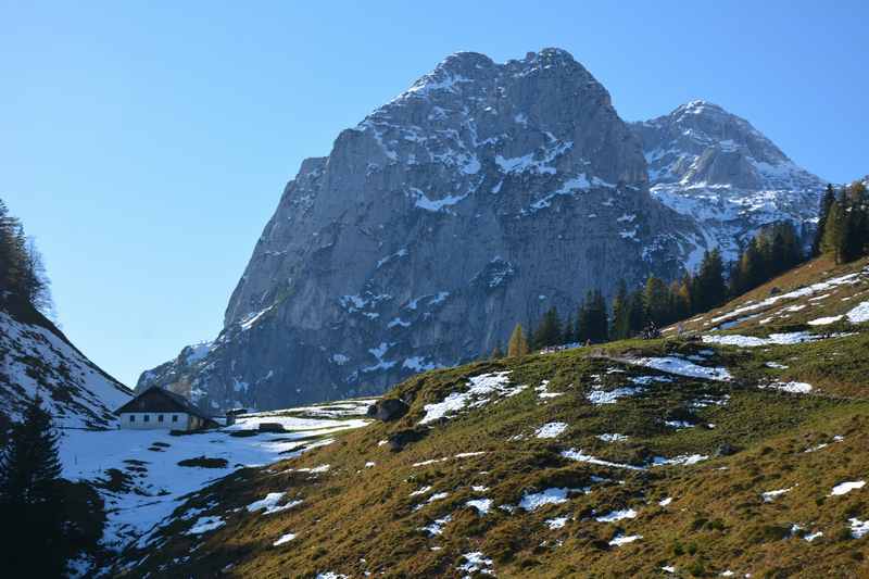  Halsalm wandern: Links im Schatten die Alm in den bayerischen Alpen 