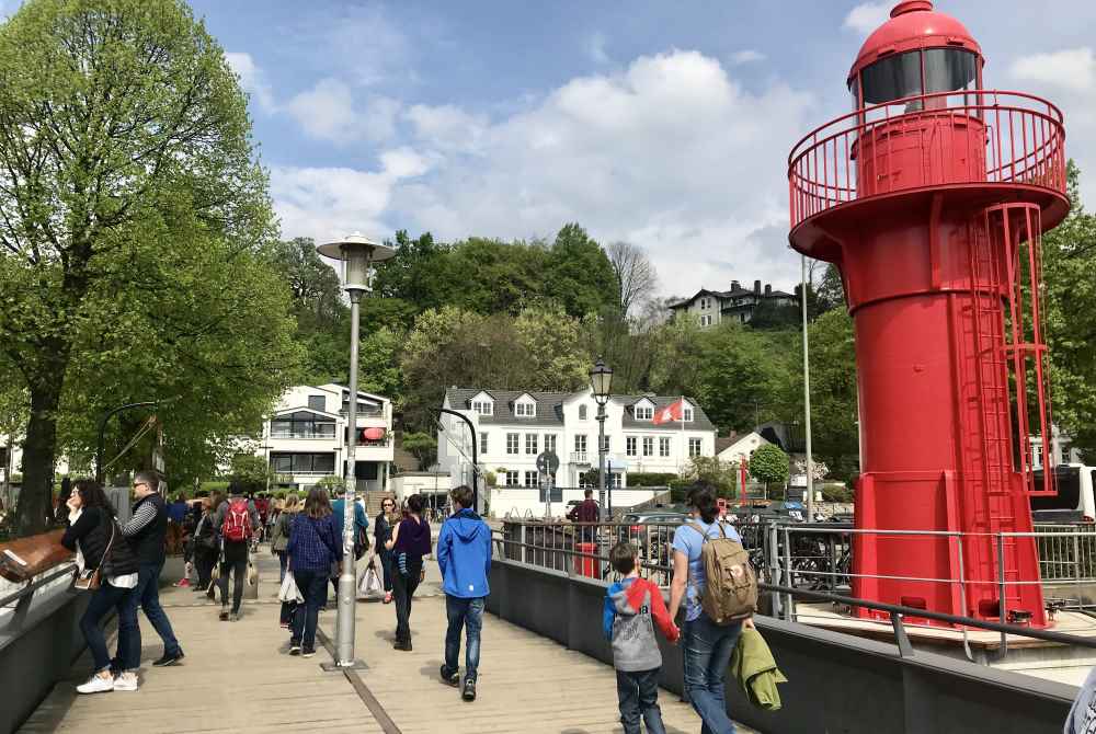 Im Museumshafen Övelgönne gehen wir von Bord und zu Fuß zum Sandstrand