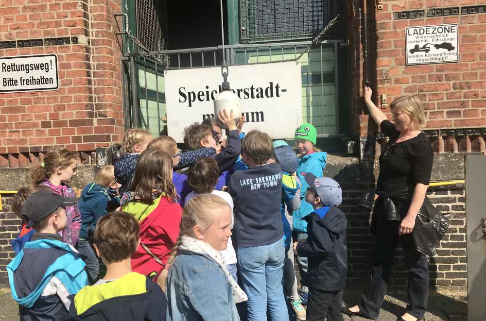 So macht die Führung durch die Speicherstadt Spaß - die Kinder dürfen den Kran bedienen