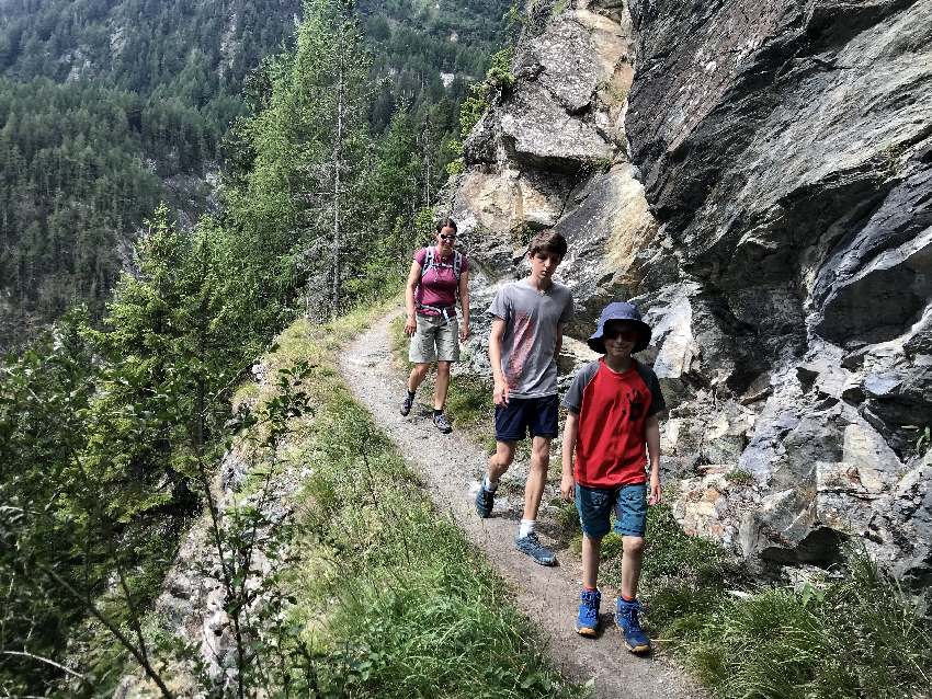 Haritzer Steig Heiligenblut - teilweise ein schmaler Steig, hier schöne mit den Felsen 