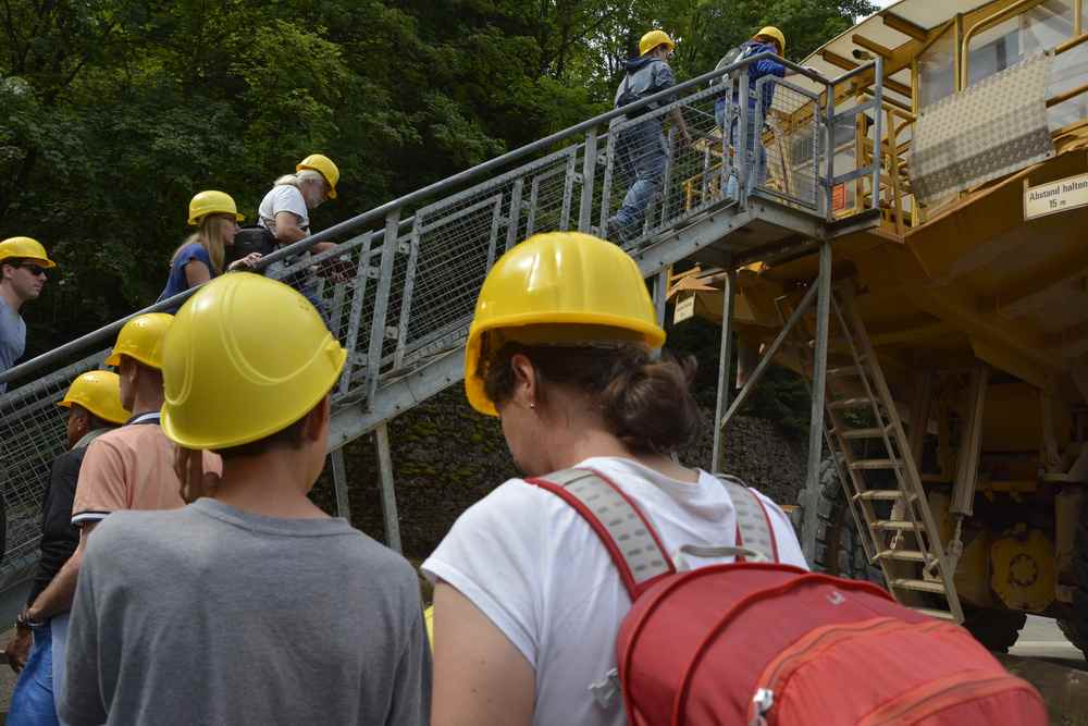 Du kommt nur über eine Treppe hinein in den Erzberg Hauly