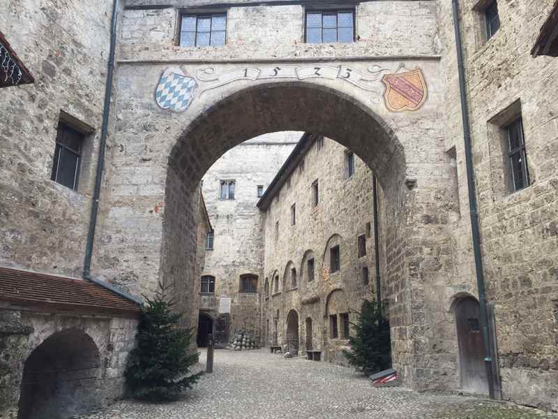 Durch das Tor gehen wir hinein in die Hauptburg in Burghausen 