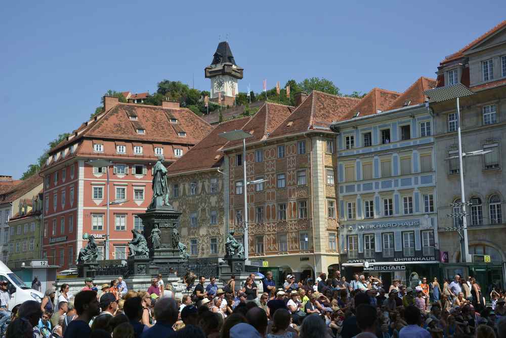 Auf dem Hauptplatz von Graz mit Kindern - der bekannte Blick hinauf zum Uhrturm 