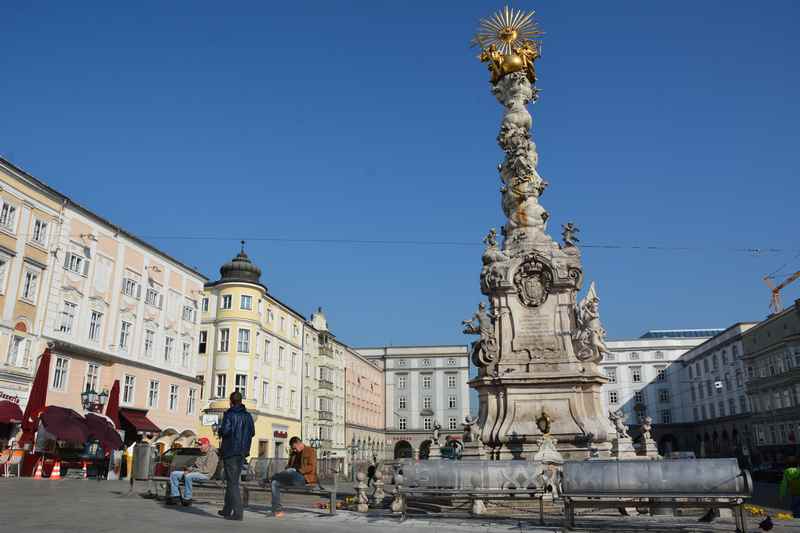 Die Pöstlingbergbahn ist eine eigene Linie und startet am schönen Hauptmarkt in Linz