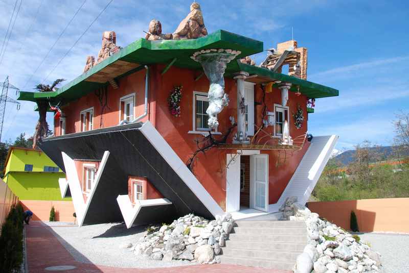 Nebeneinander: Haus steht Kopf und Dinoland