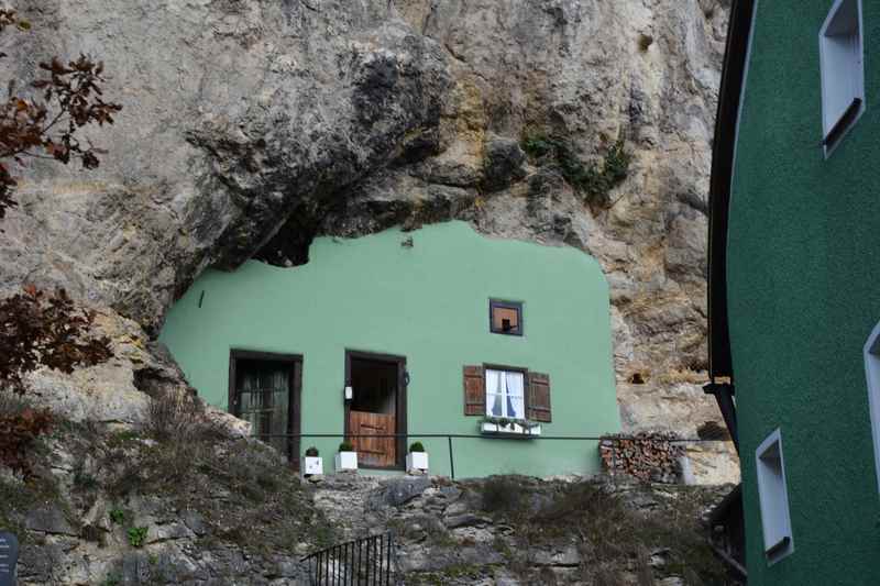 Radfahren durch Kallmünz mit dem Haus im Felsen unterhalb der Burgruine