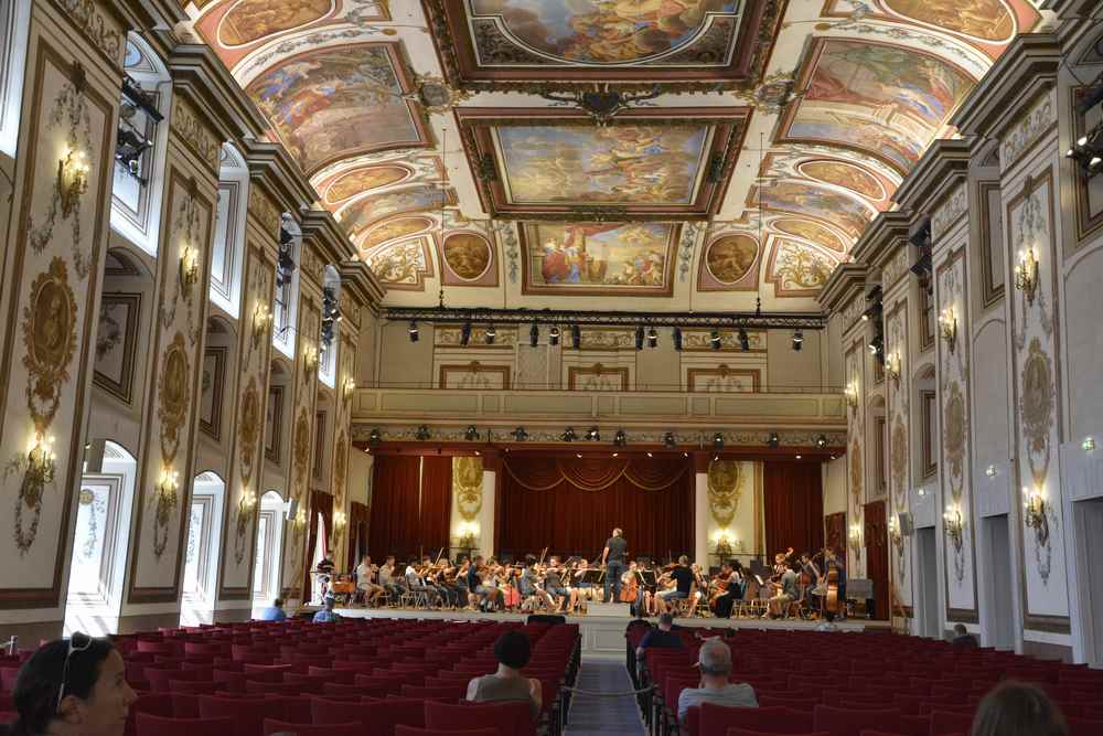 Gehört zum Schloss: Wir sitzen im Haydnsaal in Eisenstadt und lauschen der Musik des Orchesters 