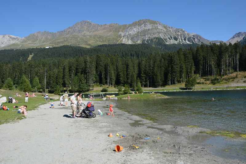 Am Heidsee mit Kindern in Lenzerheide - Baden am Heidsee samt Sandstrand zum Spielen