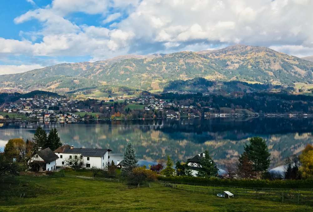 Vom Südufer schauen wir über den herbstlichen Millstätter See und auf die Millstätter Alpe