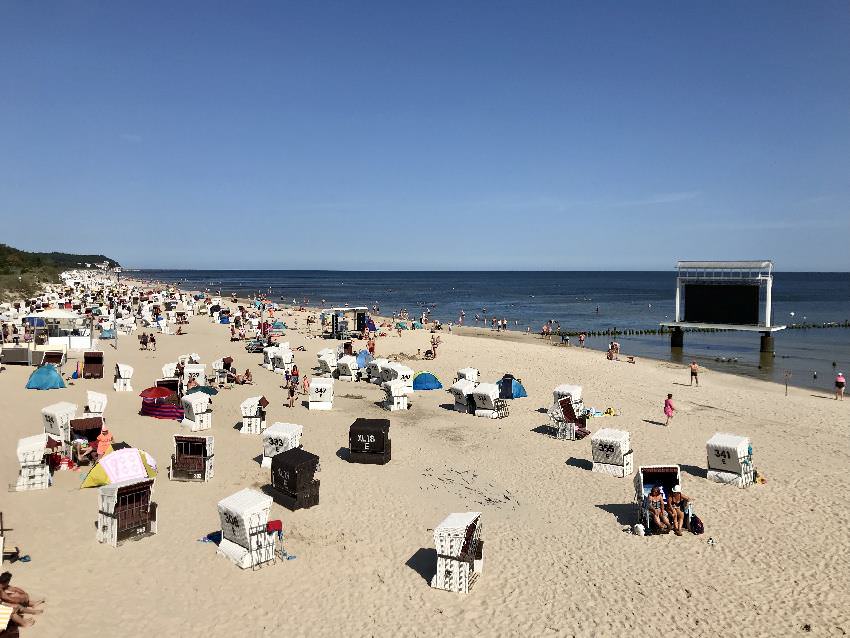 Von der Seebrücke Heringsdorf kannst du auf den Sandstrand und die Kinoleinwand schauen