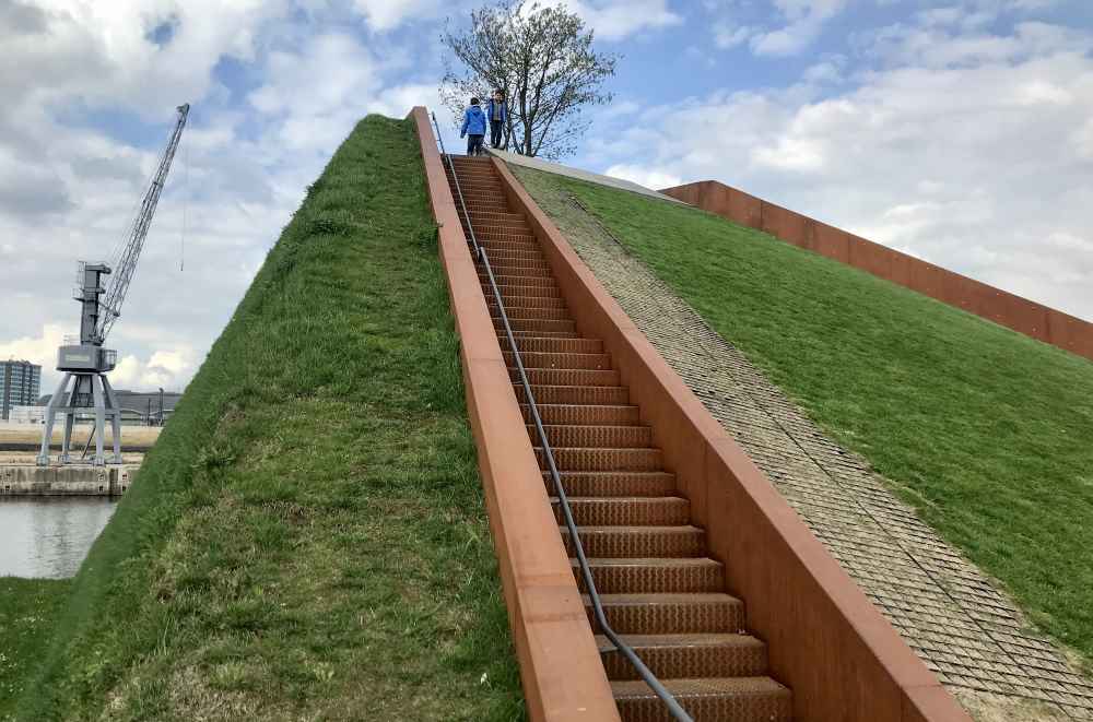 Der kurze Aufstieg auf den Himmelberg im Baakenpark Hamburg 