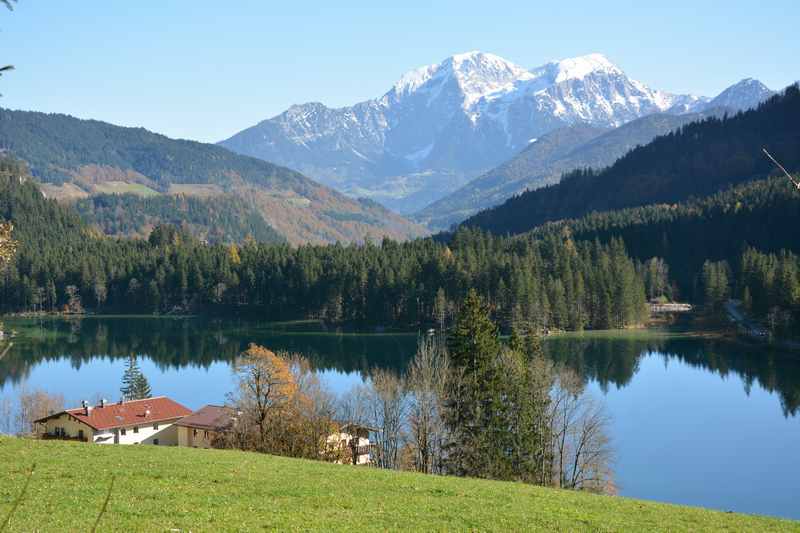 Halsalm wandern: Am Hintersee Berchtesgaden - einem idyllischen Bergsee im Nationalpark Berchtesgaden 