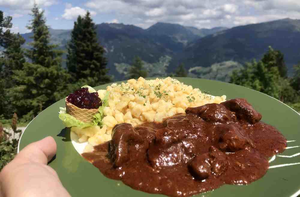 Bekannt ist die Kaltenbacher Skihütte für das hauseigene Hirschgulasch