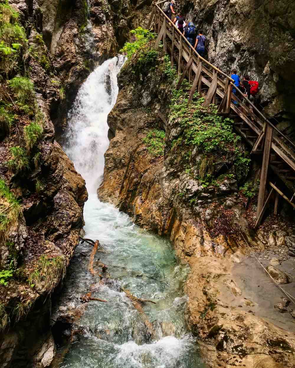 Das sind unsere Hitze-Ausflugsziele in Tirol mit Kindern - hier die Klammwanderung mit dem kalten Bergwasser