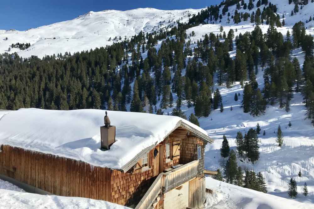 Rodeln Hochfügen: Die Rodelbahn im Zillertal führt zu den urigen Hütten