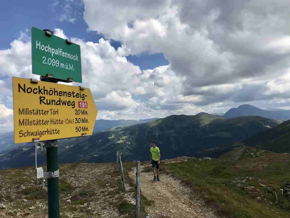 Oben am Hochpalfennock der Blick über die Nockberge