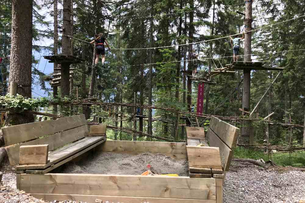 Mitten im Kletterwald: Die Sandkiste für die kleinsten Geschwister