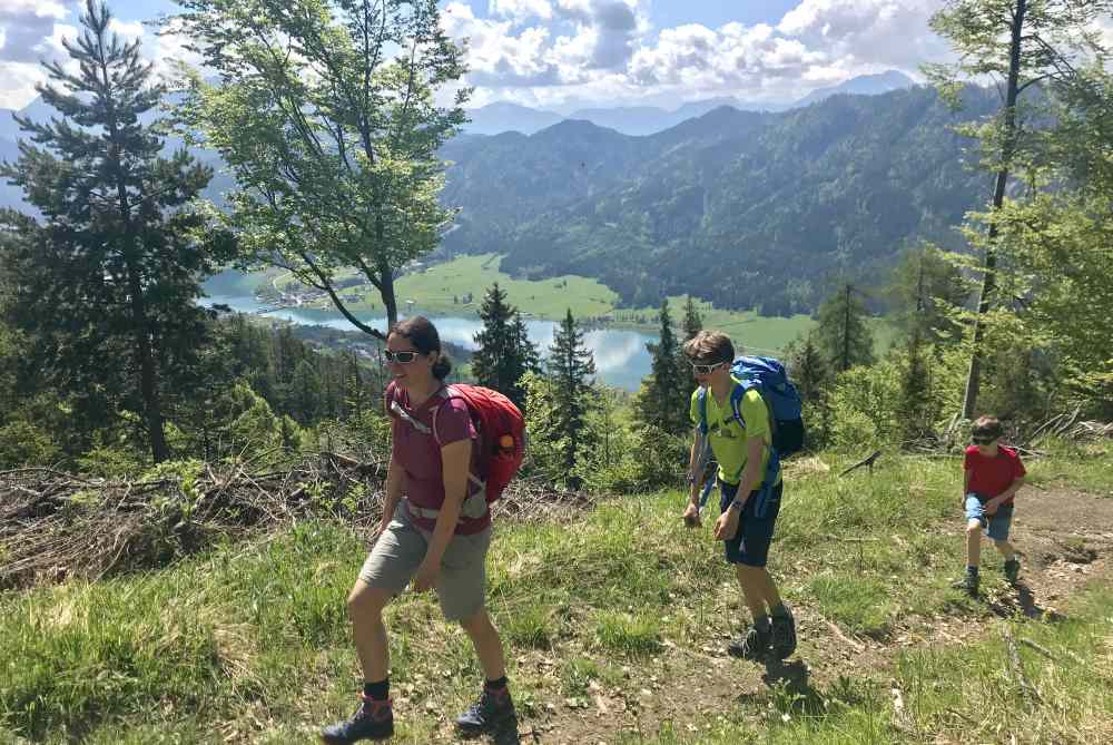 Wanderurlaub mit Kindern: Hoch über dem schönen Weissensee