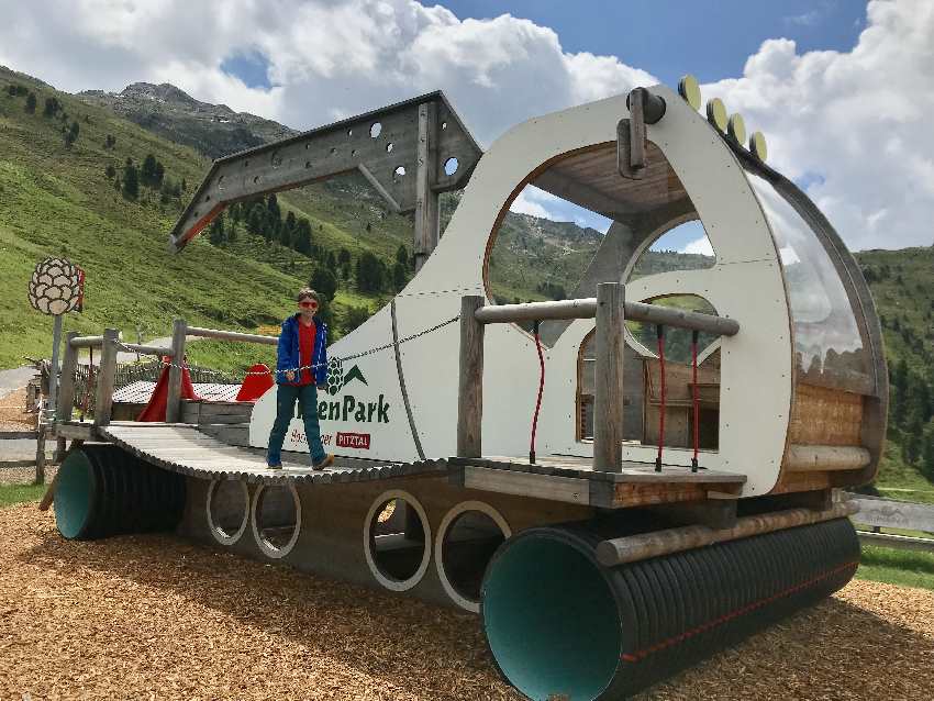 Am Beginn der Zirbenwanderung steht die Pistenraupe aus Holz