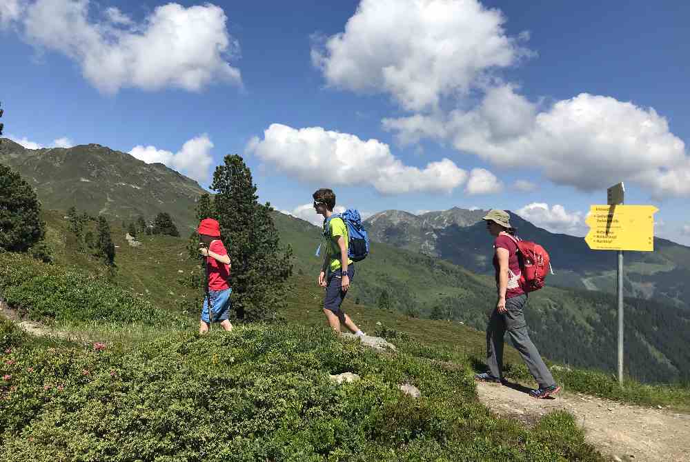 Der Blick hinüber in Richtung Kellerjoch und Spieljoch in den Tuxer Alpen