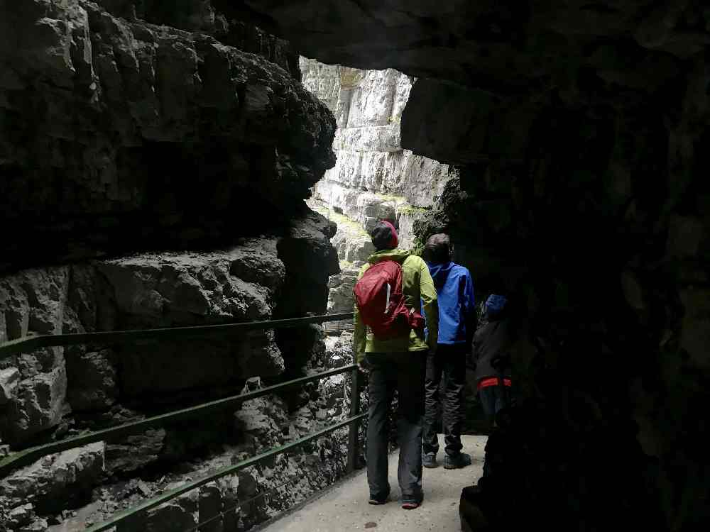 Klamm oder Höhle? So eng stehen die Felswände hier beieinander