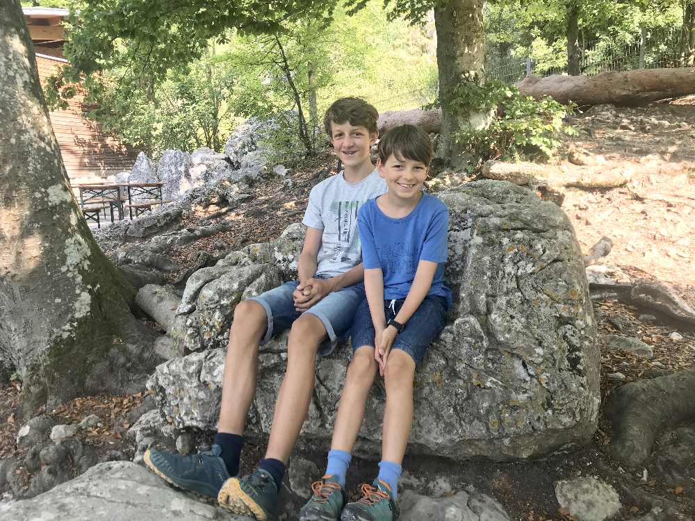 Kurze Pause nach unserem Höhlenbesuch auf den Felsen vor´m Schulerloch