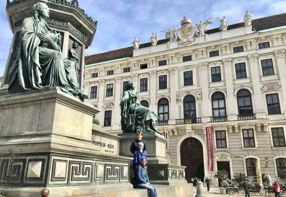 Hofburg Wien: Monumental - der Eingang in die Wiener Hofburg. Was erwartet uns innen?