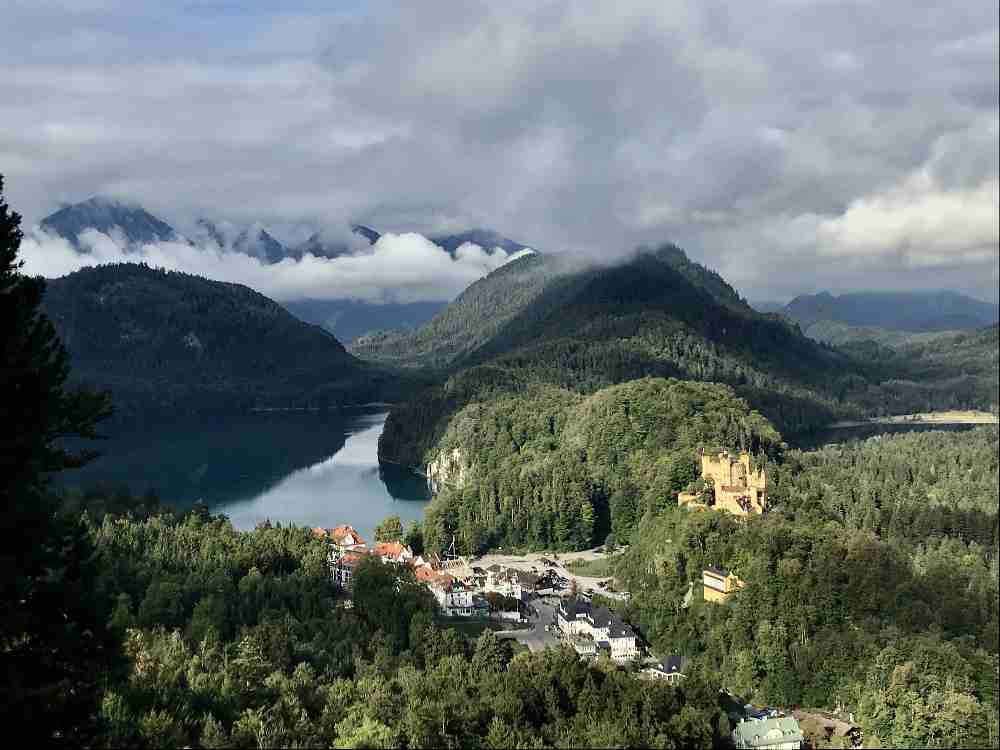 Das ist Blick auf dem Weg zum Schloss Neuschwanstein über das Schloss Hohenschwangau mit dem Alpsee und dem Schwansee