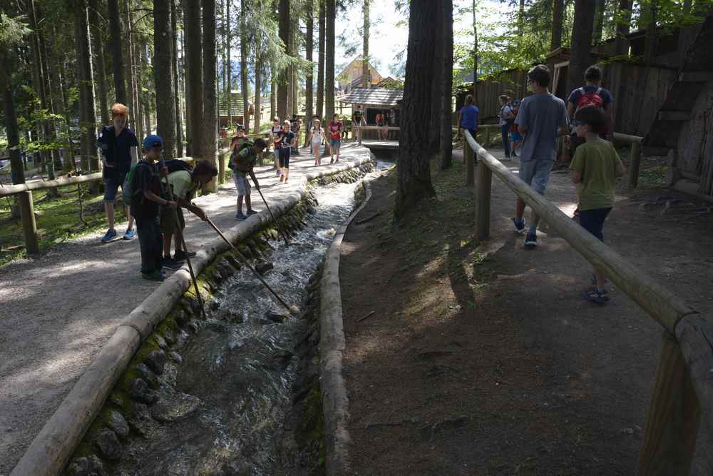 Im Holzknechtland können Kinder mit den langen Holzstecken das Holz auf der Bürgeralpe triften