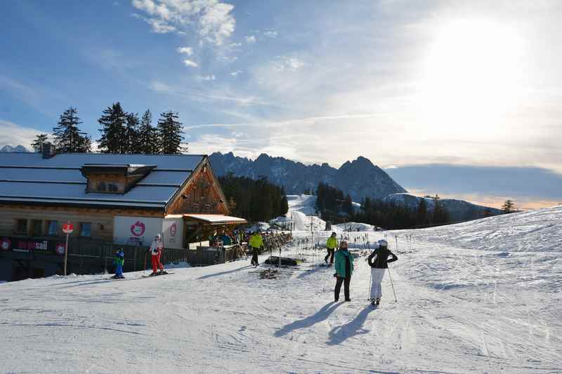 Winterwandern Gosau: Bei der Gosau Skihütte am Hornspitz geht es los zum Winterwandern im Salzkammergut 