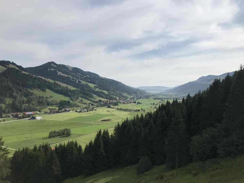 Die Aussicht schweift durch das Tal in Richtung Immenstadt, bis zum großen Alpsee