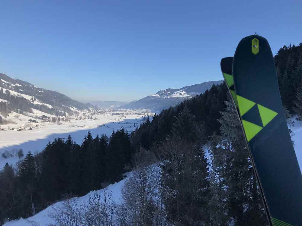 Das ist bei der Auffahrt die Aussicht auf das verschneite Tal im Allgäu - hinten der Alpsee 