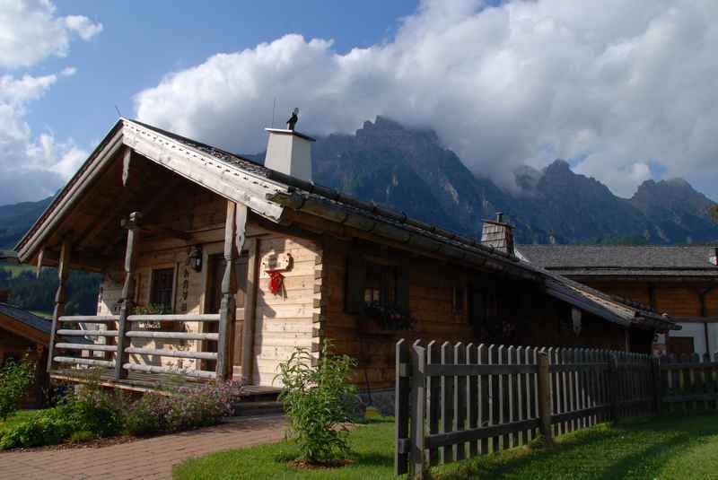 Eine der Hütten im Hüttendorf Leogang