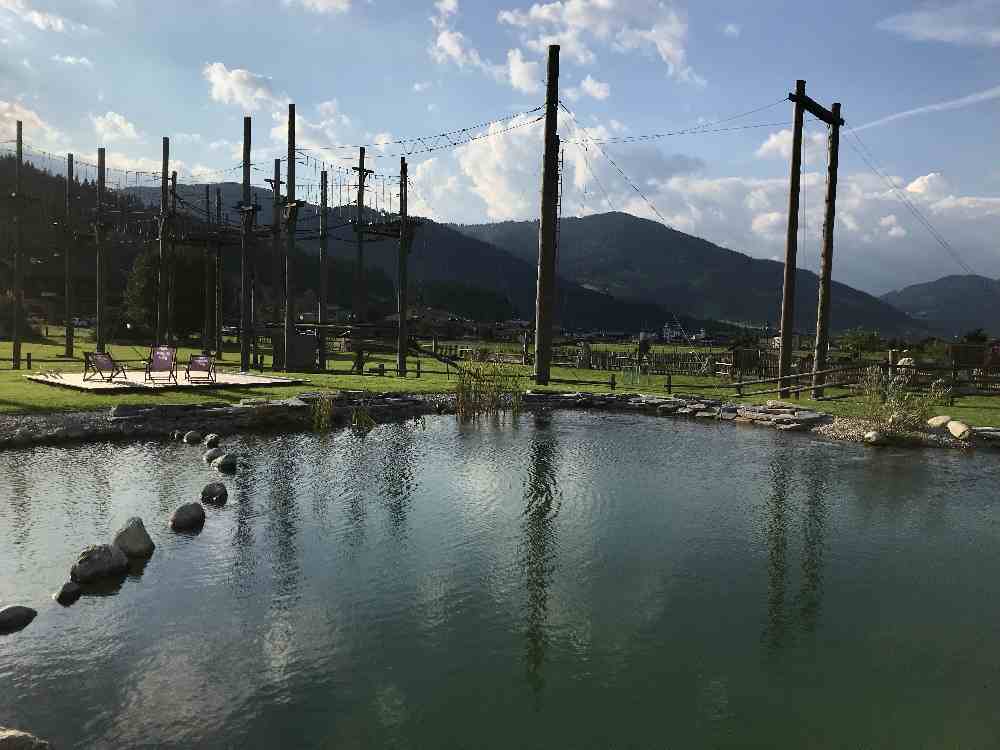  Und gleich hinter dem Badeteich ist der Hochseilgarten im Almdorf Almlust im Salzburger Land