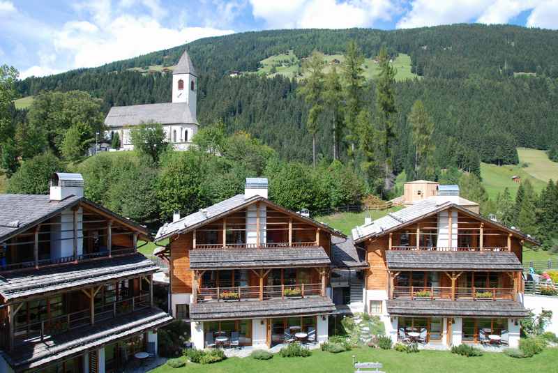 Die Almhütten rund um das Familienhotel im Pustertal