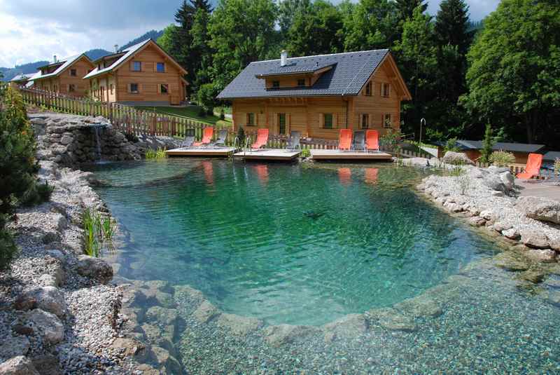  Ein Hüttendorf mit Badeteich in Österreich - das Hüttendorf Schladming