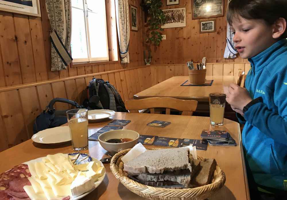 Unser Hüttenfrühstück mit dem selbstgebackenen Brot schmeckt sehr gut!